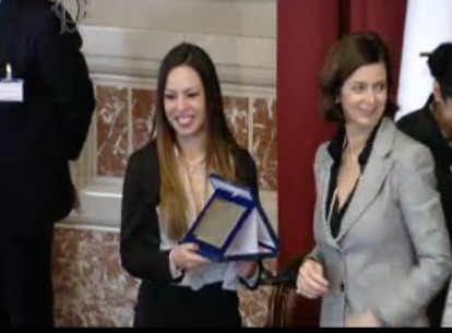 La dr.ssa Gabriella Taras premiata dalla presidente della Camera. Fermo immagine tratto dal video trasmesso nel sito della Web tv della Camera dei deputati