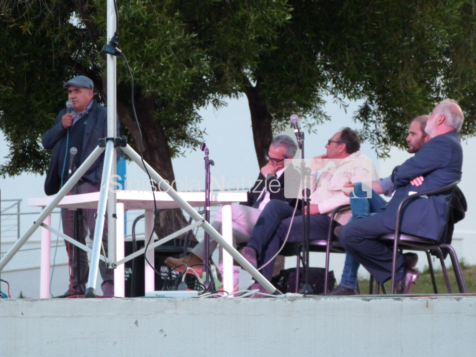 Farris, al microfono, durante il confronto tra candidati a La Caletta